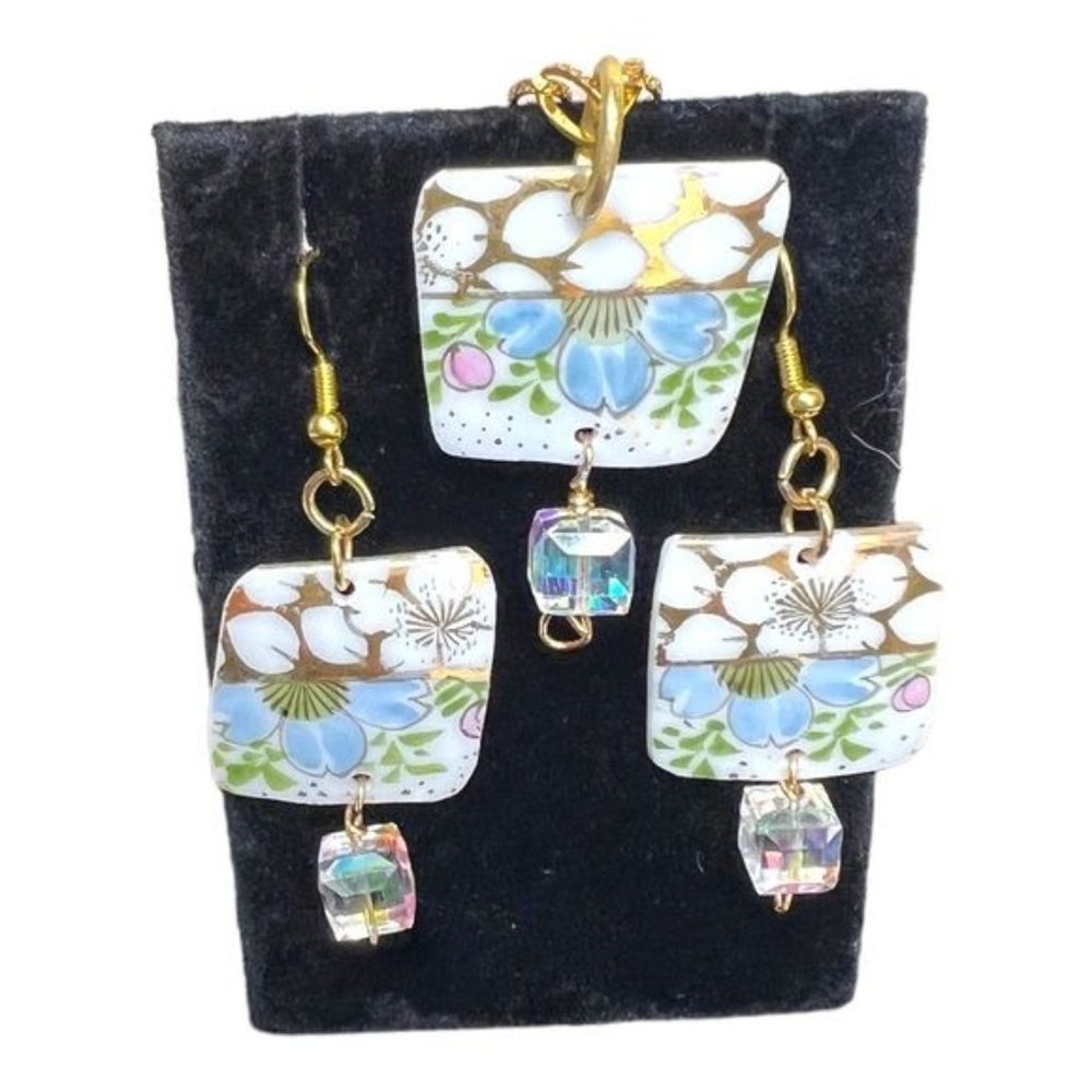 Broken China Artisan Pendant from a Vint English Fine China Cup & Crystal Dangle - Picture 3 of 17